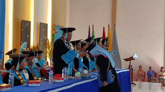 Romlah Abdullah Ucap Syukur Menjadi Lulusan Terbaik Untrib Angkatan XI Rektor Untrib, Alvonso F. Gorang, S.Sos.,MM memindahkan tali toga kepada lulusan terbaik Untrib angkatan XI, atas nama Romlah Abdullah, pada Senin (1/8) di Aula Perjuangan, Batunirwala.