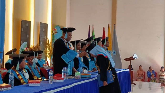 Rektor Untrib, Alvonso F. Gorang, S.Sos.,MM memindahkan tali toga kepada lulusan terbaik Untrib angkatan XI, atas nama Romlah Abdullah, pada Senin (1/8) di Aula Perjuangan, Batunirwala.