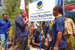 Tanam Papan Nama DPC NasDem di ATL, Imanuel Blegur dan Jhoni Tulimau Dapat Dukungan Politik Menuju 2024 Ketua DPD NasDem Alor Dr. Imanuel E. Blegur (tengah) di dampingi Ketua OK Jhoni Tulimau (ujung kiri) memajangkan papan nama DPC Partai NasDem Kecamatan ATL di Pumai, Desa Nailang, Senin (8/8).