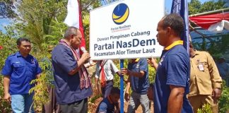 Tanam Papan Nama DPC NasDem di ATL, Imanuel Blegur dan Jhoni Tulimau Dapat Dukungan Politik Menuju 2024 Ketua DPD NasDem Alor Dr. Imanuel E. Blegur (tengah) di dampingi Ketua OK Jhoni Tulimau (ujung kiri) memajangkan papan nama DPC Partai NasDem Kecamatan ATL di Pumai, Desa Nailang, Senin (8/8).