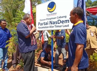 Tanam Papan Nama DPC NasDem di ATL, Imanuel Blegur dan Jhoni Tulimau Dapat Dukungan Politik Menuju 2024 Ketua DPD NasDem Alor Dr. Imanuel E. Blegur (tengah) di dampingi Ketua OK Jhoni Tulimau (ujung kiri) memajangkan papan nama DPC Partai NasDem Kecamatan ATL di Pumai, Desa Nailang, Senin (8/8).
