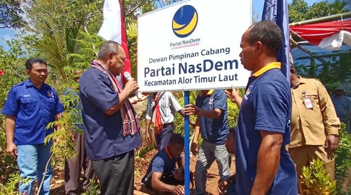 Tanam Papan Nama DPC NasDem di ATL, Imanuel Blegur dan Jhoni Tulimau Dapat Dukungan Politik Menuju 2024 Ketua DPD NasDem Alor Dr. Imanuel E. Blegur (tengah) di dampingi Ketua OK Jhoni Tulimau (ujung kiri) memajangkan papan nama DPC Partai NasDem Kecamatan ATL di Pumai, Desa Nailang, Senin (8/8).