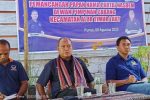 NasDem Alor Tetap Solid Hadapi Pemilu Pasca Amon Djobo Mundur Foto dari kiri ke kanan: Sekretaris DPC NasDem Kecamatan ATL Benyamin Lasa (kiri), Ketua DPD NasDem Imanuel E. Blegur dan Ketua OK Jhoni Tulimau, sedang serius menyerap aspirasi dalam sesi dialog usai acara pemajangan papan nama DPC NasDem Kecamatan ATL, Senin (8/8) di Pumai Desa Nailang.
