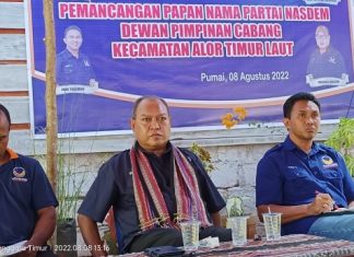 NasDem Alor Tetap Solid Hadapi Pemilu Pasca Amon Djobo Mundur Foto dari kiri ke kanan: Sekretaris DPC NasDem Kecamatan ATL Benyamin Lasa (kiri), Ketua DPD NasDem Imanuel E. Blegur dan Ketua OK Jhoni Tulimau, sedang serius menyerap aspirasi dalam sesi dialog usai acara pemajangan papan nama DPC NasDem Kecamatan ATL, Senin (8/8) di Pumai Desa Nailang.