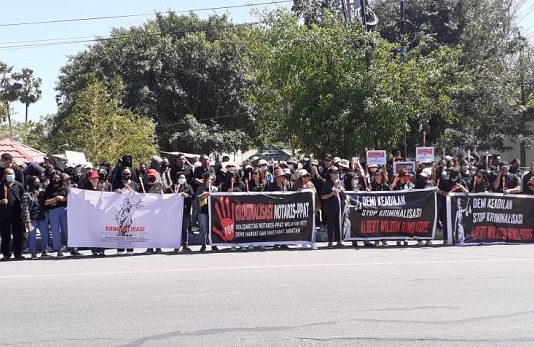 Notaris dan PPAT di Seluruh NTT Gelar Aksi Protes ke Polda atas Penetapan Tersangka Albert Riwukore Pimpinan dan Staf Notaris-PPAT di Kota Kupang menggelar aksi solidaritas memprotes penetapan TSK Albert Riwukore oleh Penyidik Polda NTT. Aksi ini dilakukan secara serentak di seluruh NTT pada Rabu (10/8). (Foto: doc tribuanapos.net).
