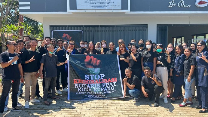 Pimpinan dan Staf Notaris PPAT di Labuan Bajo Manggarai Barat menggelar aksi solidaritas memprotes penetapan TSK Albert Riwukore oleh Penyidik Polda NTT. Aksi ini dilakukan secara serentak di seluruh NTT pada Rabu (10/8). (Foto: doc tribuanapos.net).