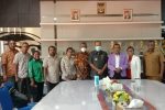 Patje Tasuib Apresiasi Bupati Alor yang Dukung Kegiatan Konven Pemuda GMIT di Kolana Bupati Alor Amon Djobo (tengah) di dampingi Ketua Pemuda GMIT Patje Tasuib foto bersama Panitia Konven Pemuda GMIT usai dialog, Selasa (23/8) di ruang kerja Bupati Alor, Batunirwala. (Foto: doc tribuanapos.net).