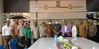 Patje Tasuib Apresiasi Bupati Alor yang Dukung Kegiatan Konven Pemuda GMIT di Kolana Bupati Alor Amon Djobo (tengah) di dampingi Ketua Pemuda GMIT Patje Tasuib foto bersama Panitia Konven Pemuda GMIT usai dialog, Selasa (23/8) di ruang kerja Bupati Alor, Batunirwala. (Foto: doc tribuanapos.net).