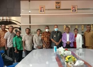 Patje Tasuib Apresiasi Bupati Alor yang Dukung Kegiatan Konven Pemuda GMIT di Kolana Bupati Alor Amon Djobo (tengah) di dampingi Ketua Pemuda GMIT Patje Tasuib foto bersama Panitia Konven Pemuda GMIT usai dialog, Selasa (23/8) di ruang kerja Bupati Alor, Batunirwala. (Foto: doc tribuanapos.net).