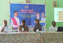 Julie Sutrisno Laiskodat Gelar Sosialisasi 4 Pilar Kebangsaan di Desa Fanating, Alor Foto dari kiri ke kanan: Ketua NasDem Alor Dr. Imanuel E. Blegur, Kades Fanating Yermias A. Karbeka, SH, Sekretaris NasDem Alor Deni Padabang, A.Md, Dosen FKIP Untrib Dr. Fredrik A. Kande, ketika menyampaikan materi sosialisasi 4 pilar kebangsaan di Desa Fanating, Jumat 29 Juli 2022.