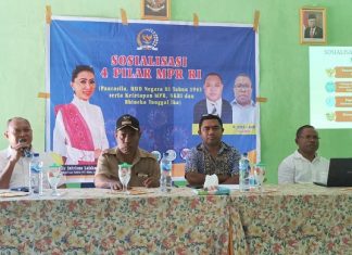 Julie Sutrisno Laiskodat Gelar Sosialisasi 4 Pilar Kebangsaan di Desa Fanating, Alor Foto dari kiri ke kanan: Ketua NasDem Alor Dr. Imanuel E. Blegur, Kades Fanating Yermias A. Karbeka, SH, Sekretaris NasDem Alor Deni Padabang, A.Md, Dosen FKIP Untrib Dr. Fredrik A. Kande, ketika menyampaikan materi sosialisasi 4 pilar kebangsaan di Desa Fanating, Jumat 29 Juli 2022.