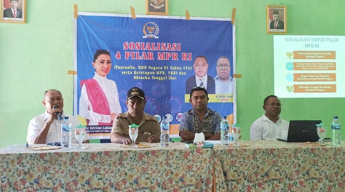 Julie Sutrisno Laiskodat Gelar Sosialisasi 4 Pilar Kebangsaan di Desa Fanating, Alor Foto dari kiri ke kanan: Ketua NasDem Alor Dr. Imanuel E. Blegur, Kades Fanating Yermias A. Karbeka, SH, Sekretaris NasDem Alor Deni Padabang, A.Md, Dosen FKIP Untrib Dr. Fredrik A. Kande, ketika menyampaikan materi sosialisasi 4 pilar kebangsaan di Desa Fanating, Jumat 29 Juli 2022.