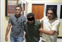 Sopi Pura Jadi Penyebab Pelaku Tebas Korban di Pulau Pura Hingga Meninggal Tim Buser Reskrim Polres Alor mengantar pelaku Tominu Demangkai untuk ditahan di Sel Mapolres Alor, Rabu (16/8) malam.