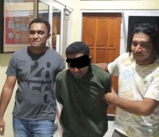Sopi Pura Jadi Penyebab Pelaku Tebas Korban di Pulau Pura Hingga Meninggal Tim Buser Reskrim Polres Alor mengantar pelaku Tominu Demangkai untuk ditahan di Sel Mapolres Alor, Rabu (16/8) malam.