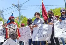 Pernyataan Sikap Mahasiswa Aliansi AKU Alor untuk Sinode GMIT dan Polisi di Kasus Vikaris SAS Aliansi Aku Alor menggelar unjuk rasa di depan Mapolres Alor, Senin (12/9) di Kalabahi Kota. Mereka menuntut SAS, tersangka kasus pemerkosaan anak dihukum pasal pidana mati.
