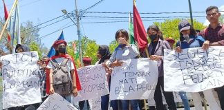 Pernyataan Sikap Mahasiswa Aliansi AKU Alor untuk Sinode GMIT dan Polisi di Kasus Vikaris SAS Aliansi Aku Alor menggelar unjuk rasa di depan Mapolres Alor, Senin (12/9) di Kalabahi Kota. Mereka menuntut SAS, tersangka kasus pemerkosaan anak dihukum pasal pidana mati.