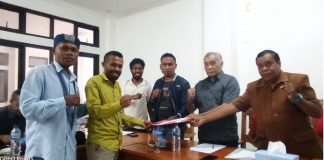 Terima Aduan Kasus SAS dari AKU Alor, DPRD Pastikan Panggil Bupati dan Ketua MS GMIT AKU Alor menyerahkan dokumen hasil investigasi kasus SAS kepada Wakil Ketua DPRD Alor Sulaiman Singh, SH, Rabu (21/9) di kantor DPRD, Kalabahi Kota.