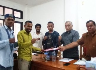Terima Aduan Kasus SAS dari AKU Alor, DPRD Pastikan Panggil Bupati dan Ketua MS GMIT AKU Alor menyerahkan dokumen hasil investigasi kasus SAS kepada Wakil Ketua DPRD Alor Sulaiman Singh, SH, Rabu (21/9) di kantor DPRD, Kalabahi Kota.