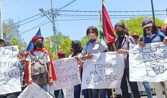 Pernyataan Sikap Mahasiswa Aliansi AKU Alor untuk Sinode GMIT dan Polisi di Kasus Vikaris SAS Aliansi Aku Alor menggelar unjuk rasa di depan Mapolres Alor, Senin (12/9) di Kalabahi Kota. Mereka menuntut SAS, tersangka kasus pemerkosaan anak dihukum pasal pidana mati.