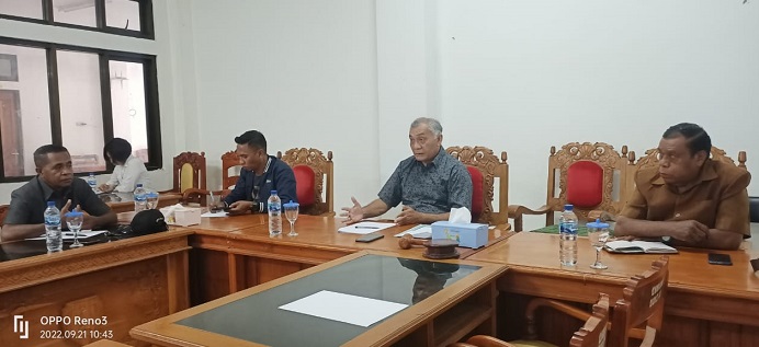 Wakil Ketua DPRD Alor Sulaiman Singh, SH (kedua kanan), Ketua Komisi I Azer D. Laoepada (kanan) dan Ketua Komisi III Dony M. Mooy (ketiga kanan), berdialog dengan AKU Alor, Rabu (21/9) di kantor DPRD, Kalabahi Kota.