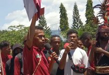AKU Alor Tuntut Polisi Usut Terduga Pelaku Lain di Kasus SAS dan Tangkap Warga yang Membully Korban Kordum Aliansi AKU Alor Erwin Steven Padademang ketika berorasi di Mapolres Alor, Senin (12/9) menuntut Polisi usut dugaan pelaku lain di kasus SAS dan tangkap warga yang membully korban.