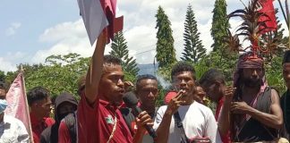 AKU Alor Tuntut Polisi Usut Terduga Pelaku Lain di Kasus SAS dan Tangkap Warga yang Membully Korban Kordum Aliansi AKU Alor Erwin Steven Padademang ketika berorasi di Mapolres Alor, Senin (12/9) menuntut Polisi usut dugaan pelaku lain di kasus SAS dan tangkap warga yang membully korban.