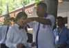 Buka Ordik, Rektor Pesan Maba Harus Sukses Studi di Untrib Rektor Untrib Alvonso F. Gorang menggantungkan kartu Ordik pada Maba sebagai simbol dibukanya acara itu.