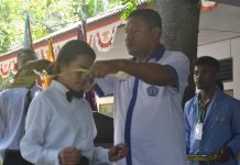 Buka Ordik, Rektor Pesan Maba Harus Sukses Studi di Untrib Rektor Untrib Alvonso F. Gorang menggantungkan kartu Ordik pada Maba sebagai simbol dibukanya acara itu.