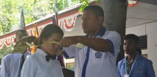 Buka Ordik, Rektor Pesan Maba Harus Sukses Studi di Untrib Rektor Untrib Alvonso F. Gorang menggantungkan kartu Ordik pada Maba sebagai simbol dibukanya acara itu.