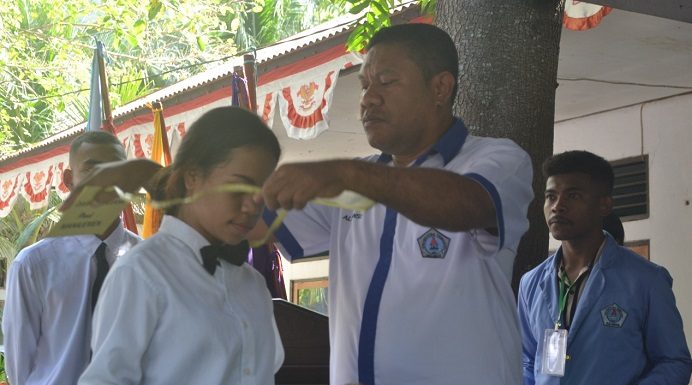 Buka Ordik, Rektor Pesan Maba Harus Sukses Studi di Untrib Rektor Untrib Alvonso F. Gorang menggantungkan kartu Ordik pada Maba sebagai simbol dibukanya acara itu.