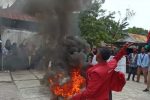 BBM Naik, Komoditi Anjlok, Inflasi Melilit Alor Ratusan Aktivis Cipayung plus menggelar unjuk rasa bakar ban di depan kantor DPRD Alor, Rabu (14/9/2022). Aksi itu mereka menolak keras pemerintah menaikan harga BBM subsidi karena dianggap memberatkan kehidupan masyarakat di tengah pemulihan ekonomi pasca pandemi Covid-19 dan Bencana Seroja.