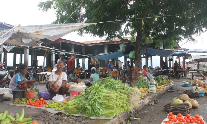 Pedang sayuran sedang berjualan di Pasar Kadelang sebelum mereka direlokasikan ke pasar Lipa. Pemerintah sedang membangun pasar Kadelang dan dipastikan akan rampung pada tahun ini. Foto diambil pada tanggal 10 Juni 2021 sebelum relokasi pedagang itu ke pasar Lipa.