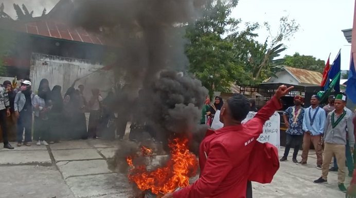 BBM Naik, Komoditi Anjlok, Inflasi Melilit Alor Ratusan Aktivis Cipayung plus menggelar unjuk rasa bakar ban di depan kantor DPRD Alor, Rabu (14/9/2022). Aksi itu mereka menolak keras pemerintah menaikan harga BBM subsidi karena dianggap memberatkan kehidupan masyarakat di tengah pemulihan ekonomi pasca pandemi Covid-19 dan Bencana Seroja.