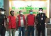 Jaksa Alor Tahan 5 Tersangka Baru Kasus Korupsi DAK Sejumlah tersangka kasus dugaan korupsi DAK Pendidikan Alor selesai jalani pemeriksaan. Mereka keluar memakai rompi merah untuk di antar ke Lapas Kelas IIB Kalabahi. (Foto: mediakupang.pikiran-rakyat.com).
