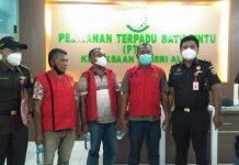 Jaksa Alor Tahan 5 Tersangka Baru Kasus Korupsi DAK Sejumlah tersangka kasus dugaan korupsi DAK Pendidikan Alor selesai jalani pemeriksaan. Mereka keluar memakai rompi merah untuk di antar ke Lapas Kelas IIB Kalabahi. (Foto: mediakupang.pikiran-rakyat.com).