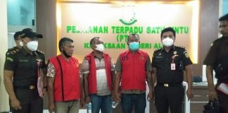 Jaksa Alor Tahan 5 Tersangka Baru Kasus Korupsi DAK Sejumlah tersangka kasus dugaan korupsi DAK Pendidikan Alor selesai jalani pemeriksaan. Mereka keluar memakai rompi merah untuk di antar ke Lapas Kelas IIB Kalabahi. (Foto: mediakupang.pikiran-rakyat.com).