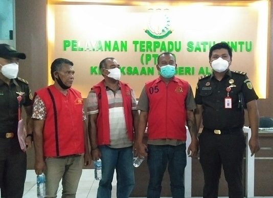 Jaksa Alor Tahan 5 Tersangka Baru Kasus Korupsi DAK Sejumlah tersangka kasus dugaan korupsi DAK Pendidikan Alor selesai jalani pemeriksaan. Mereka keluar memakai rompi merah untuk di antar ke Lapas Kelas IIB Kalabahi. (Foto: mediakupang.pikiran-rakyat.com).