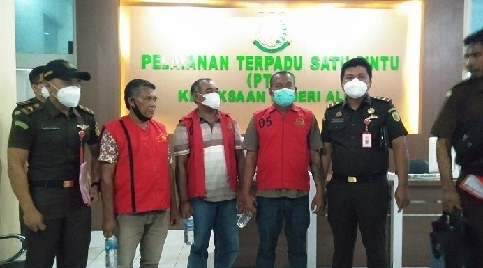 Jaksa Alor Tahan 5 Tersangka Baru Kasus Korupsi DAK Sejumlah tersangka kasus dugaan korupsi DAK Pendidikan Alor selesai jalani pemeriksaan. Mereka keluar memakai rompi merah untuk di antar ke Lapas Kelas IIB Kalabahi. (Foto: mediakupang.pikiran-rakyat.com).