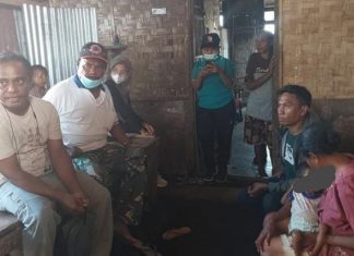 Ketua Komisi III DPRD Alor, Dinkes dan BPBD Jemput 4 Korban Gizi Buruk di ABAD Selatan Dony M. Mooy (kedua kanan) sedang serius bernegosiasi dengan orang tua korban agar anaknya diantar ke Kalabahi untuk perawatan gizi buruk. Hasil negosiasi keluarga menyetujui anaknya di antara ke Kalabahi pada Minggu (11/9) untuk penanganan medis lebih lanjut..