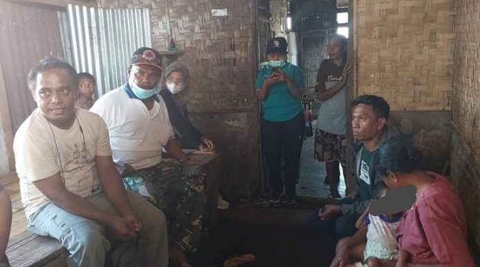 Ketua Komisi III DPRD Alor, Dinkes dan BPBD Jemput 4 Korban Gizi Buruk di ABAD Selatan Dony M. Mooy (kedua kanan) sedang serius bernegosiasi dengan orang tua korban agar anaknya diantar ke Kalabahi untuk perawatan gizi buruk. Hasil negosiasi keluarga menyetujui anaknya di antara ke Kalabahi pada Minggu (11/9) untuk penanganan medis lebih lanjut..