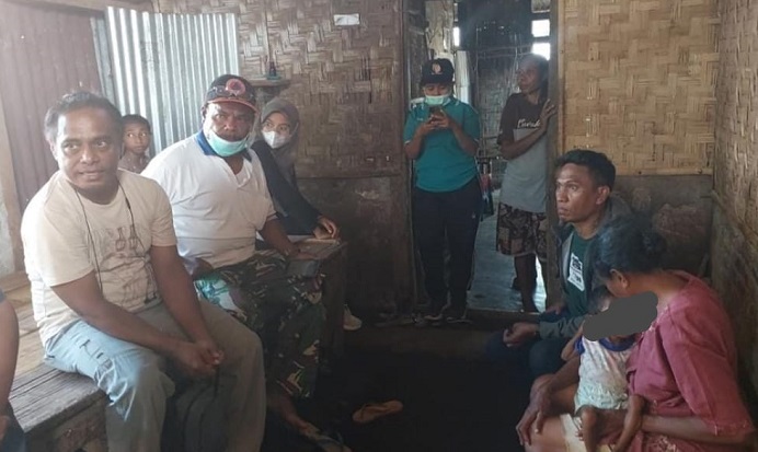 Dony M. Mooy (kedua kanan) sedang serius bernegosiasi dengan orang tua korban agar anaknya diantar ke Kalabahi untuk perawatan gizi buruk. Hasil negosiasi keluarga menyetujui anaknya di antara ke Kalabahi pada Minggu (11/9) untuk penanganan medis lebih lanjut..