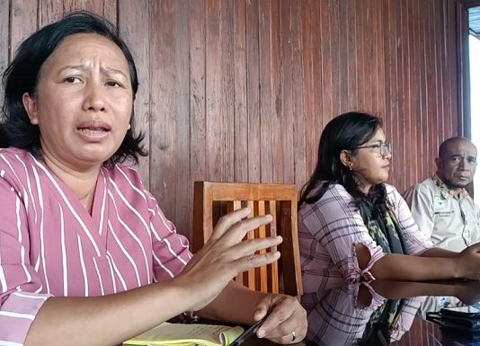 Video Full, Konpers Rumah Harapan GMIT Terkait Penanganan Kasus Kekerasan Seksual 11 Anak di Alor Ketua RH Sinode GMIT Fredrika Tadu Hungu, S.Th.,M.H (kiri), saat jumpa pers, Jumat (9/9) di Resto Mama, Kalabahi.
