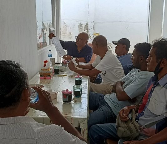 Kasus Korupsi DAK 2019, Lomboan Djahamou Desak Jaksa Tetapkan Kasek dan Tim PHO Tersangka Lomboan Djahamou, SH (kedua kiri) ketika menggelar jumpa pers di kantor Kejaksaan Negeri Alor, Senin (19/9).
