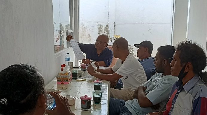 Kasus Korupsi DAK 2019, Lomboan Djahamou Desak Jaksa Tetapkan Kasek dan Tim PHO Tersangka Lomboan Djahamou, SH (kedua kiri) ketika menggelar jumpa pers di kantor Kejaksaan Negeri Alor, Senin (19/9).