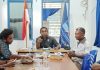 Demokrat Alor Desain Sejumlah Kegiatan Besar Jelang HUT ke 21 Ketua DPC PD Alor Lukas Reiner Atabuy (tengah) memimpin rapat persiapan HUT ke 21 PD, Kamis (1/9) di kantor DPC, Watatuku, Kelurahan Mutiara.