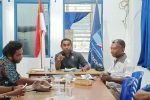 Demokrat Alor Desain Sejumlah Kegiatan Besar Jelang HUT ke 21 Ketua DPC PD Alor Lukas Reiner Atabuy (tengah) memimpin rapat persiapan HUT ke 21 PD, Kamis (1/9) di kantor DPC, Watatuku, Kelurahan Mutiara.