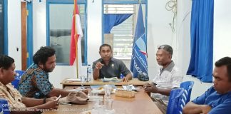 Demokrat Alor Desain Sejumlah Kegiatan Besar Jelang HUT ke 21 Ketua DPC PD Alor Lukas Reiner Atabuy (tengah) memimpin rapat persiapan HUT ke 21 PD, Kamis (1/9) di kantor DPC, Watatuku, Kelurahan Mutiara.