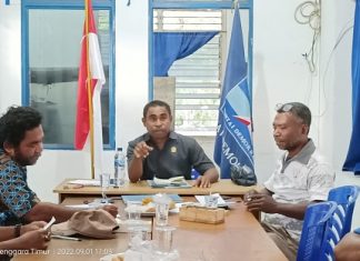 Demokrat Alor Desain Sejumlah Kegiatan Besar Jelang HUT ke 21 Ketua DPC PD Alor Lukas Reiner Atabuy (tengah) memimpin rapat persiapan HUT ke 21 PD, Kamis (1/9) di kantor DPC, Watatuku, Kelurahan Mutiara.