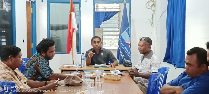 Ketua DPC PD Alor Lukas Reiner Atabuy (tengah) memimpin rapat persiapan HUT ke 21 PD, Kamis (1/9) di kantor DPC, Watatuku, Kelurahan Mutiara.