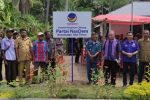 NasDem Optimistis Rebut Ketua DPRD Alor di Pemilu 2024 Ketua DPD NasDem Imanuel E. Blegur (keempat kanan) dan Ketua OK Jhoni Tulimau (ketiga kanan) di dampingi Camatan Alor Timur Daud Hanajaha (kelima kanan) foto bersama masyarakat dan pemerintah desa usai pajang papan nama DPC NasDem Alor Timur di Maritaing.